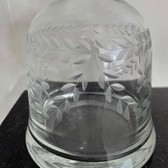 🌟VINTAGE🌟 Large Laurel Leaf Etched Glass Decanter with Glass Stopper - Picture 3 of 5